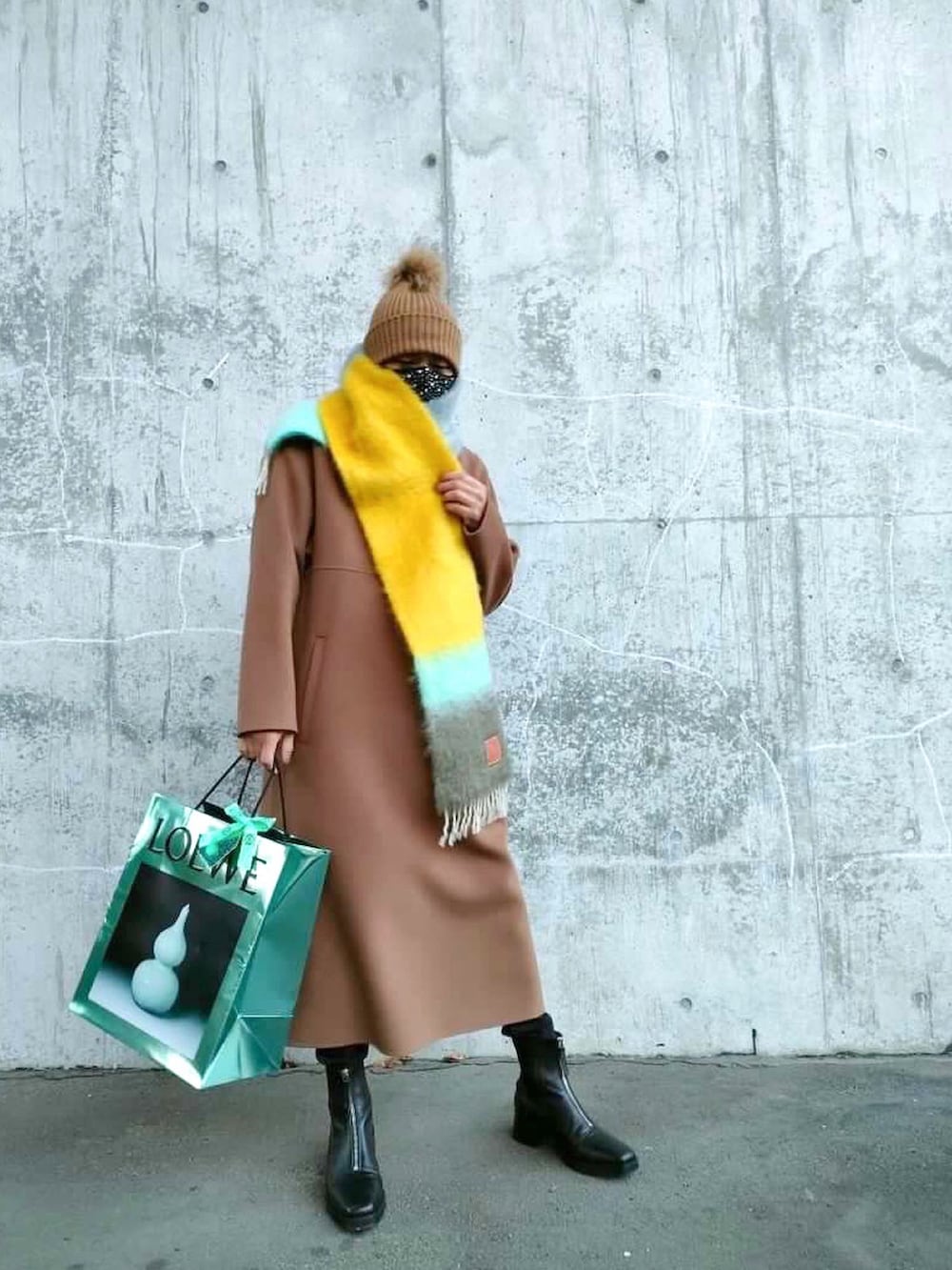 「ロエベ、LOEWE、アクネストゥディオズ、AcneStudios、ジェンターレス、ポンポン帽子、オーバーサイズコート、可愛い、グリーン」｜「LOEWEのアイテム（その他、グリーン系）」を使った、yuriさん（メンズ・175cm）の冬コーディネートの4枚目の写真