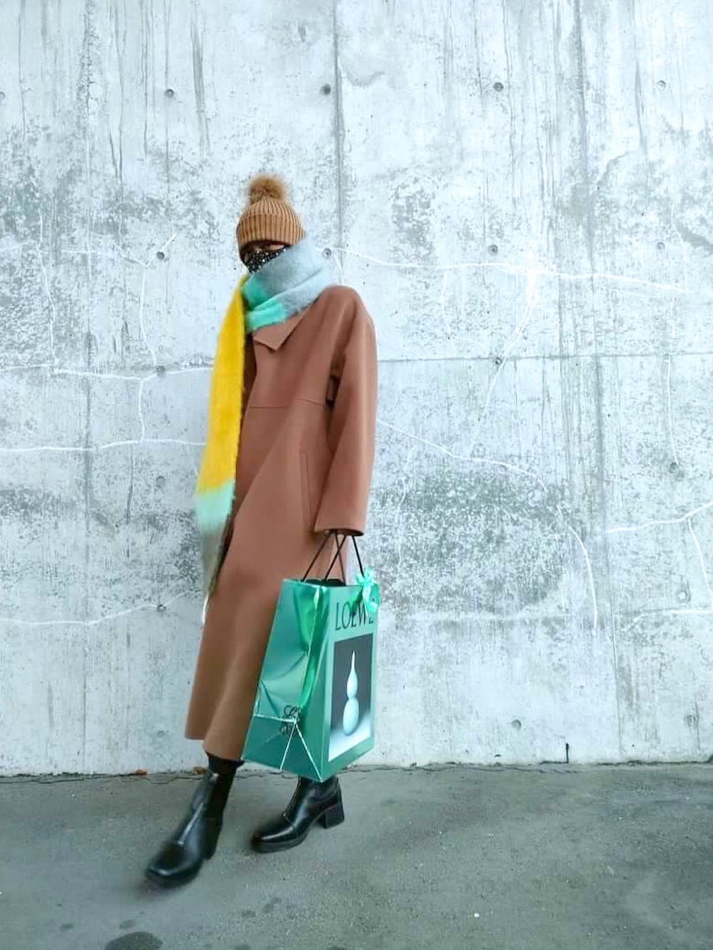 「ロエベ、LOEWE、アクネストゥディオズ、AcneStudios、ジェンターレス、ポンポン帽子、オーバーサイズコート、可愛い、グリーン」｜「LOEWEのアイテム（その他、グリーン系）」を使った、yuriさん（メンズ・175cm）の冬コーディネートの3枚目の写真