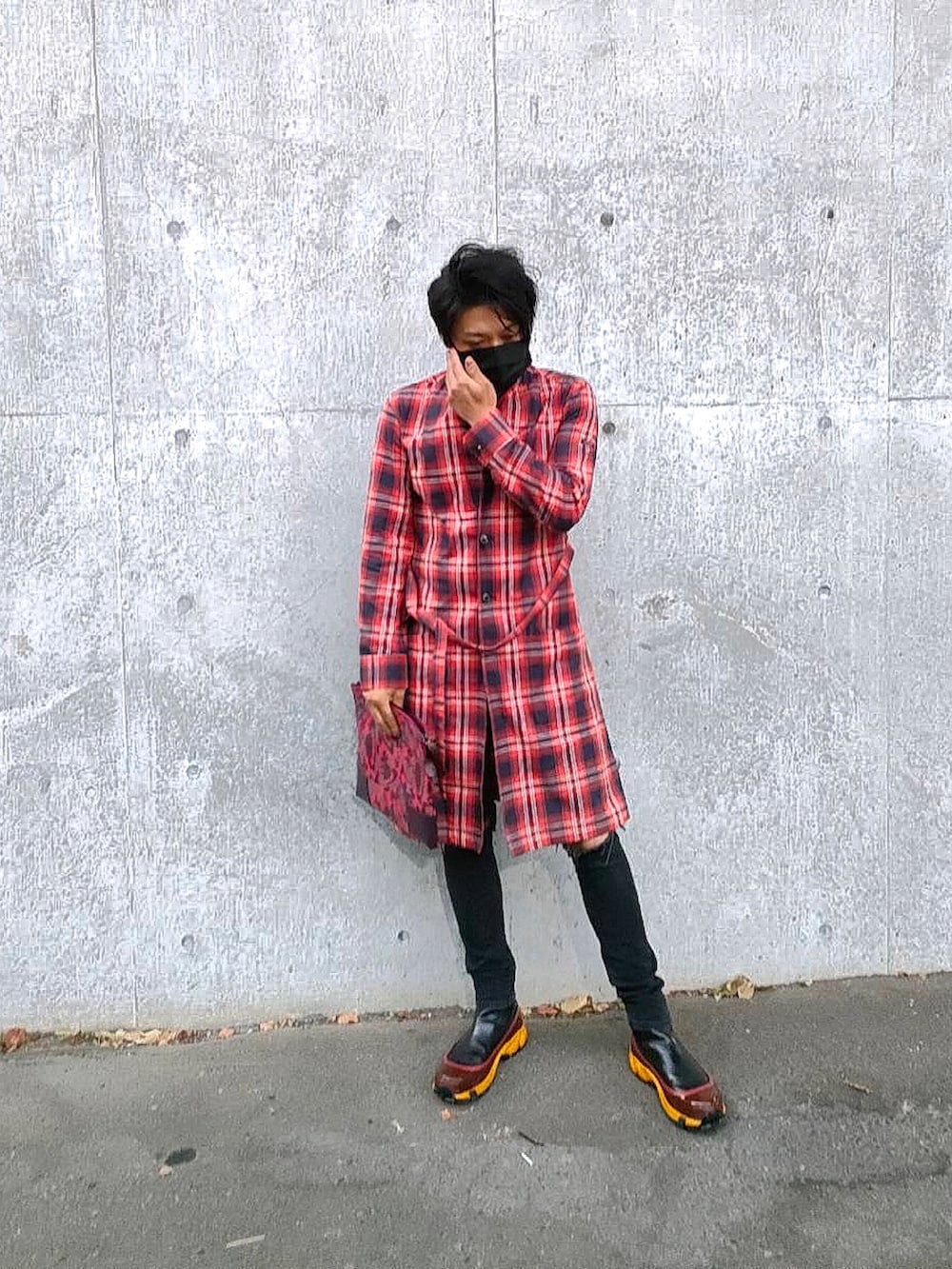 「秋コーデ、ラブレス、burberry、ヴィヴィアンウエストウッド、レッド、チェック、ドキュメントケース、ファッションを楽しもう」｜「BURBERRYのアイテム（ブーツ、ブラウン系）」を使った、yuriさん（メンズ・175cm）の秋コーディネートの2枚目の写真