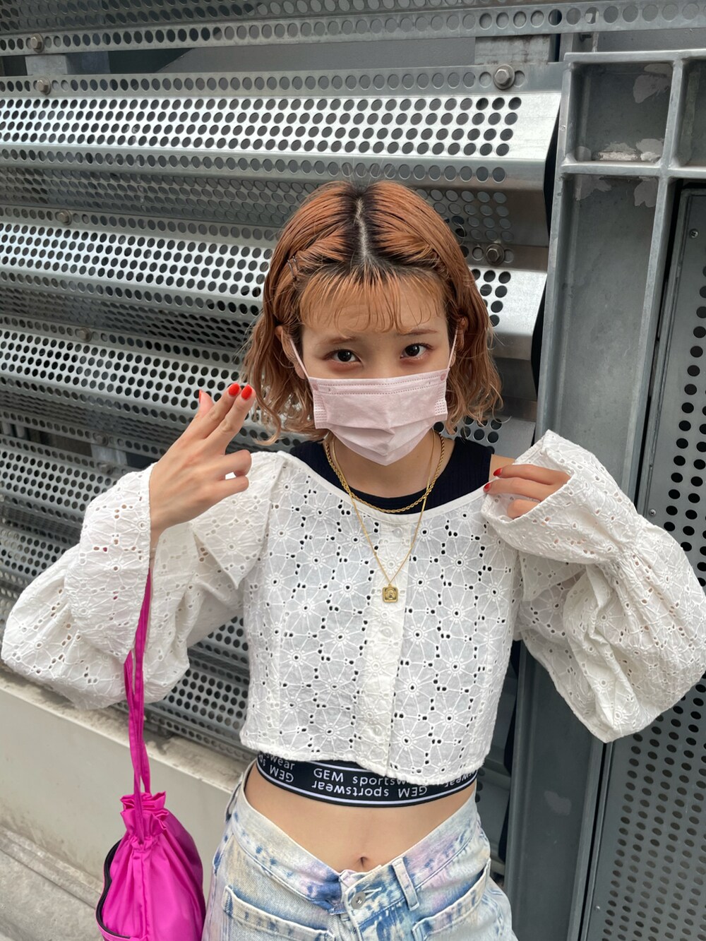 「ショート丈、クロップド丈、タンクトップ、スポブラ、スプレー、ワイドパンツ、ワイトデニム」|「CIAOPANICの【2023SSアイテム】2WAYカットワークレースアップボレロ(カーディガン/ボレロ、ホワイト系)」を使った、こざるさん(レディース・158cm)の春コーディネートの2枚目の写真