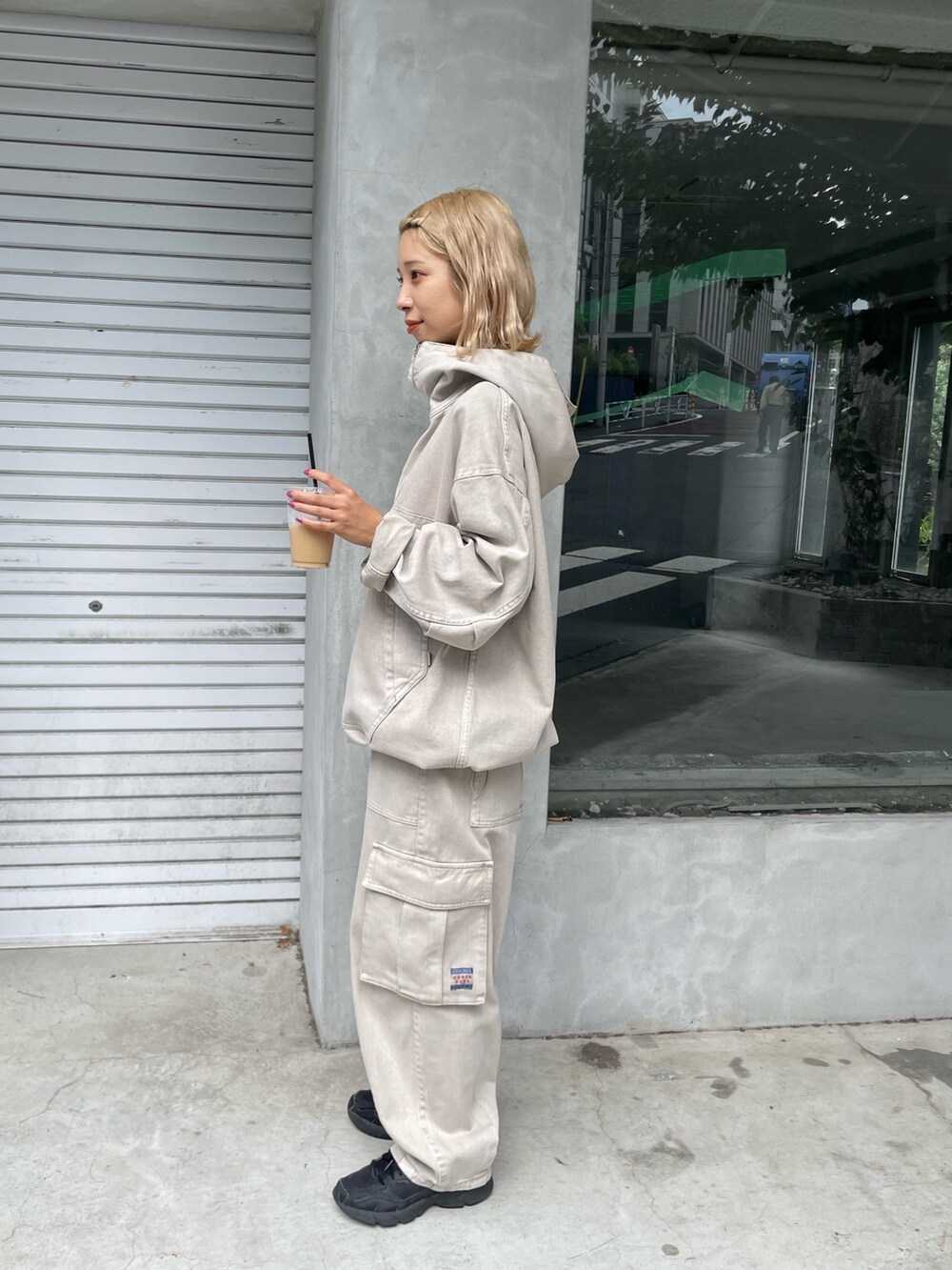 「アノラックパーカー、アノラック、メンズライク、メンズライクコーデ、メンズライク女子、カーゴパンツ、カーゴデニム、ciaopanic、ベージュ、ベージュコーデ、セットアップ、セットアップスタイル、秋服まるっと大公開、秋コーデ、デニム」｜「CONES BOSSの【CONES BOSS×CIAOPANIC】デニムアノラックパーカー（マウンテンパーカー、ベージュ系）」を使った、こざるさん（レディース・158cm）の秋コーディネートの2枚目の写真