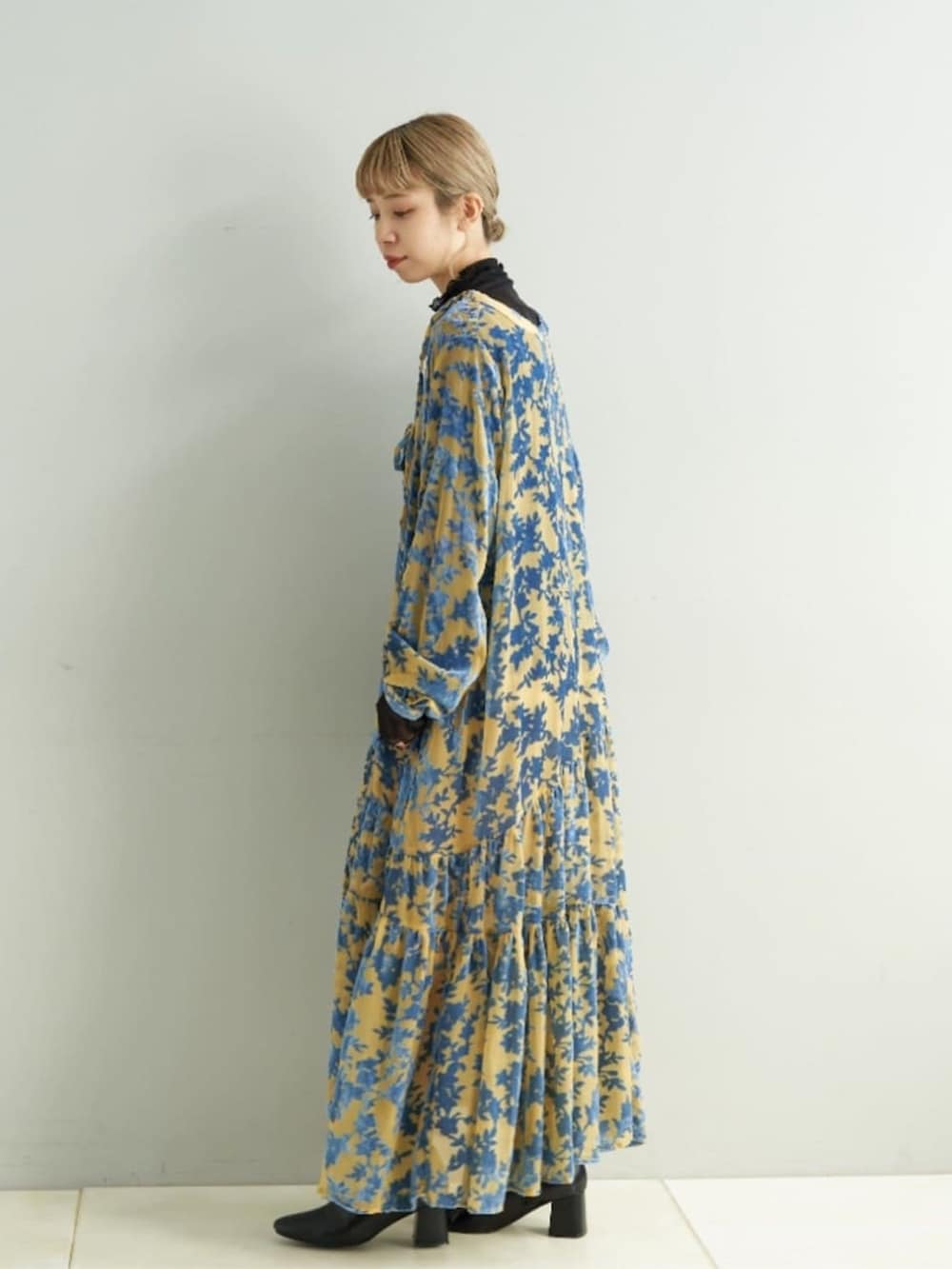 ブルー系のワンピースを着用したレディースの秋コーディネートの2枚目の写真