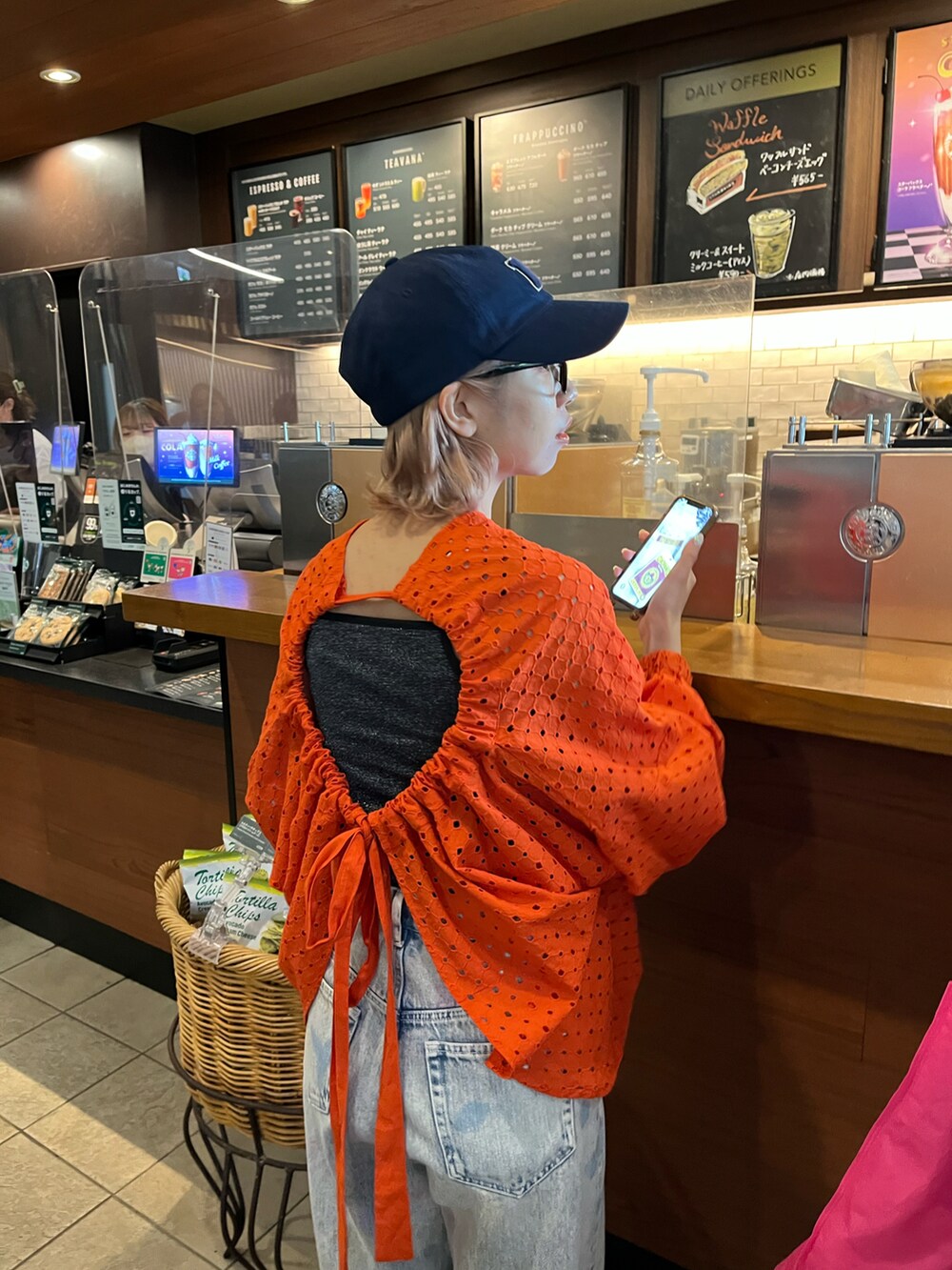 「キャップ、キャップ女子、CIAOPANIC、春服コーデ、ブラウス、ブラウス×デニム、おでかけコーデ、レッド、レッドコーデ、赤」|「CIAOPANICの2WAYパンチングレースブラウス(シャツ/ブラウス、レッド系)」を使った、こざるさん(レディース・158cm)の春コーディネートの2枚目の写真