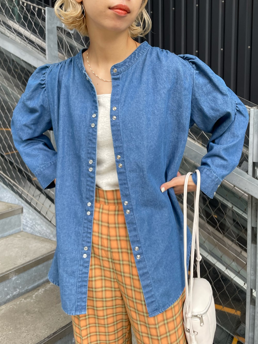 「チェック、チェックパンツ、ダンガリーシャツ、ダンガリー、スラックス、スラックスパンツ、カラーパンツ、カラーコーデ、カラー×コーデ、オレンジ、オレンジパンツ、デニム、デニムっていいよね、デニムコーデ、休日スタイル」｜「CIAOPANICの【WEB限定商品】ダンガリーバンドカラー袖ギャザーブラウス（シャツ/ブラウス、ブルー系）」を使った、こざるさん（レディース・158cm）の夏コーディネートの3枚目の写真