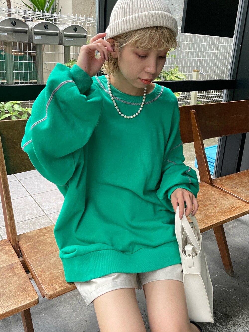 グリーン系のスウェット、ホワイト系のその他パンツを着用したレディースの夏コーディネートの2枚目の写真