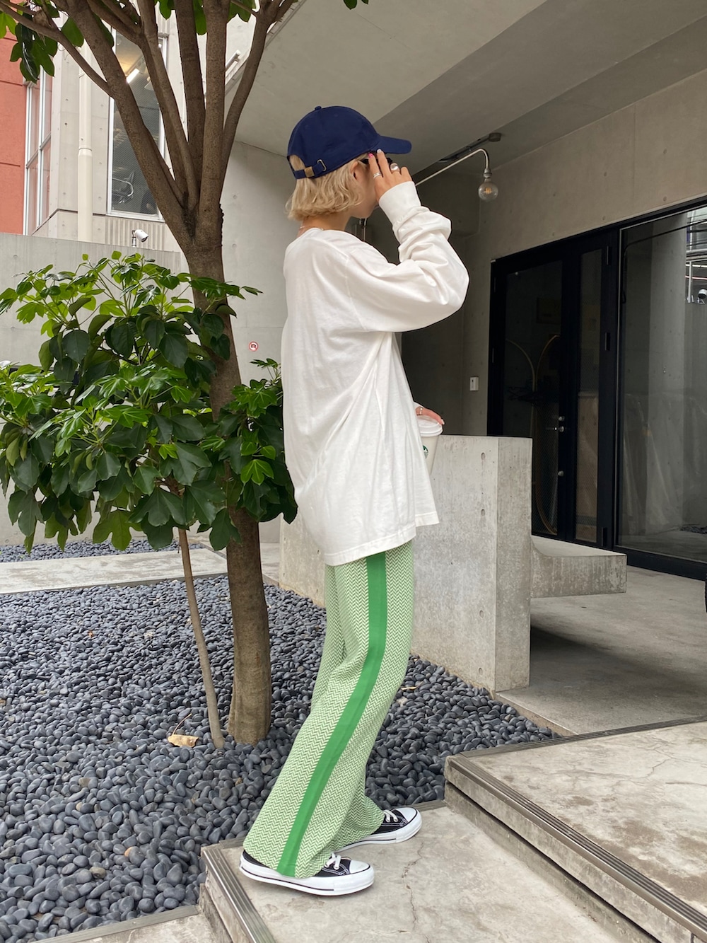 ホワイト系のTシャツ/カットソー、グリーン系のその他パンツ、ブルー系のキャップを着用したレディースの春コーディネートの2枚目の写真