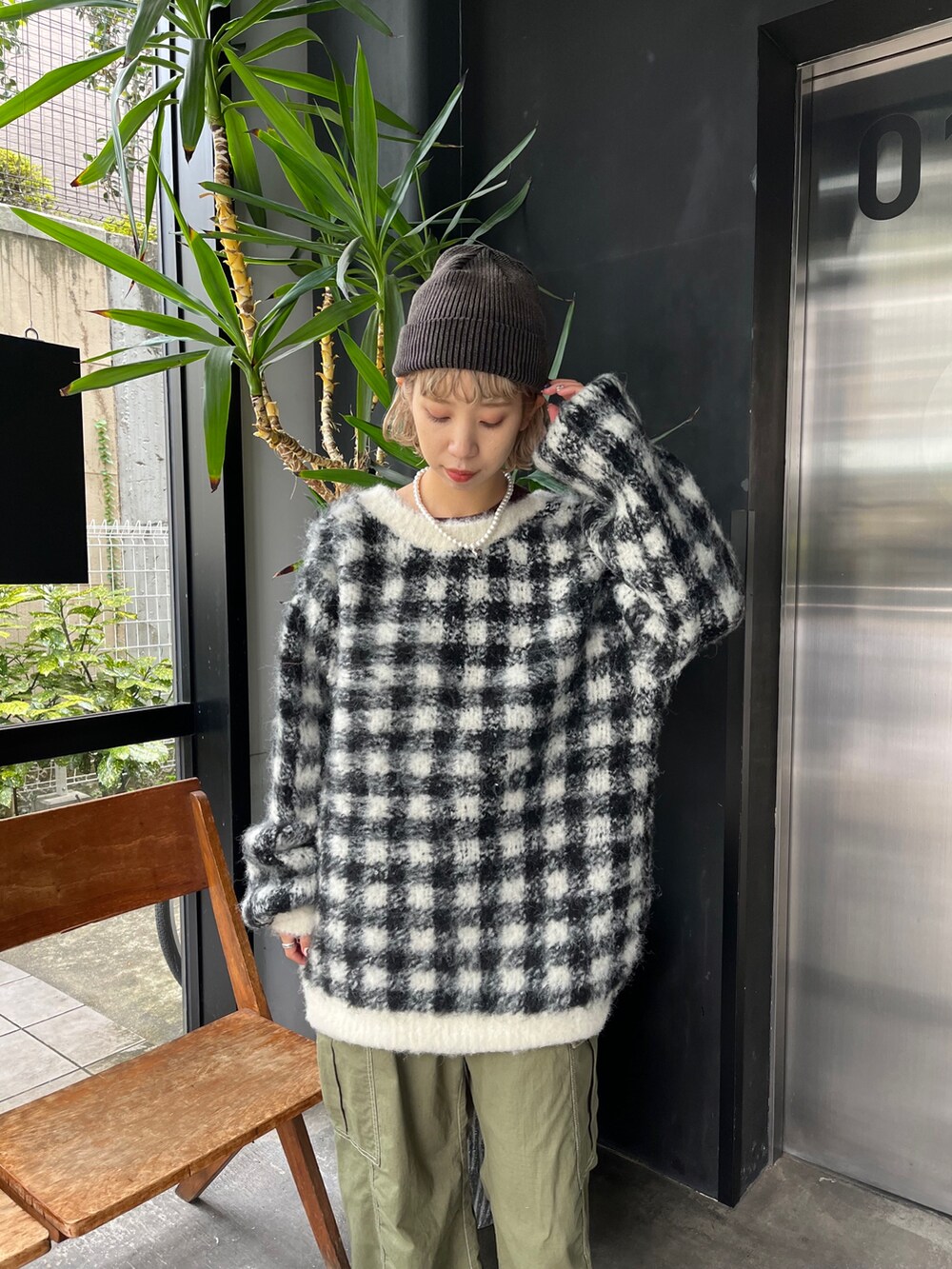 「ニットカーディガン、チェック、ラグランTシャツ、カーゴパンツ、ニット帽、メンズライク、カジュアルコーデ、ボーイッシュ、ストリート、モヘアニット、オーバーサイズ、柄、158cmコーデ、メンズライク女子」｜「CIAOPANICの2WAYチェック起毛ニットカーディガン/モヘアジャガードニット（カーディガン/ボレロ、ブラック系）」を使った、こざるさん（レディース・158cm）の秋コーディネートの3枚目の写真