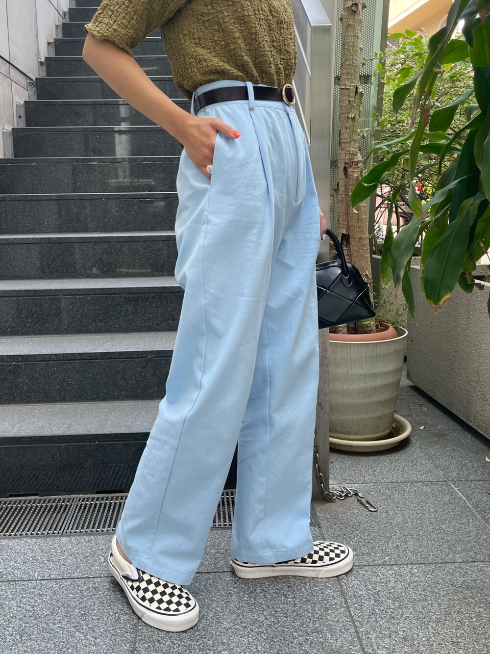 ブラウン系のTシャツ/カットソー、ブラック系のトートバッグ、ブルー系のその他パンツを着用したレディースの夏コーディネートの3枚目の写真