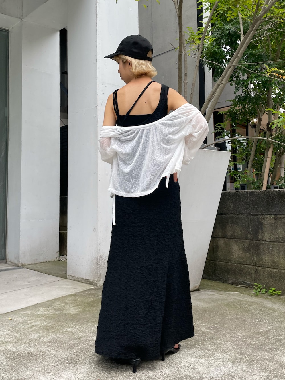 「ワンピース、キャミワンピース、キャミワンピ、アシンメトリー、シアーシャツ、シアートップス、シアー、シアーカーディガン、大人ワンピ、休日スタイル、初夏コーデ、お出かけコーデ、モノトーン、キャップ、マーメイドスカート」|「CIAOPANICの【本田仁美さん着用アイテム】小顔に見えて被りやすい、イニシャルキャップ(キャップ、ブラック系)」を使った、こざるさん(レディース・158cm)の夏コーディネートの2枚目の写真