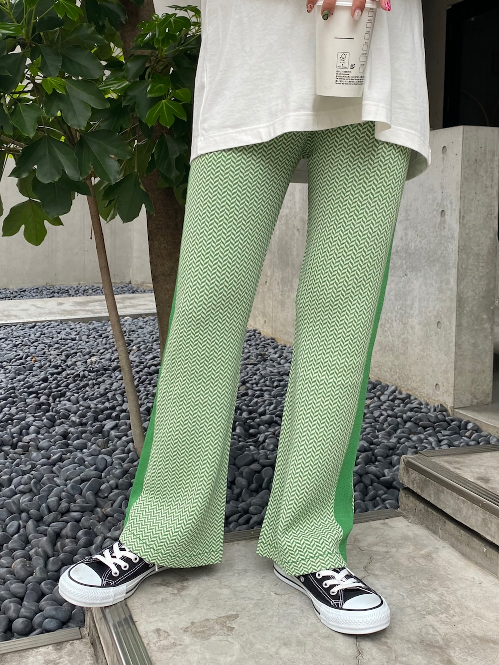 ホワイト系のTシャツ/カットソー、グリーン系のその他パンツ、ブルー系のキャップを着用したレディースの春コーディネートの4枚目の写真