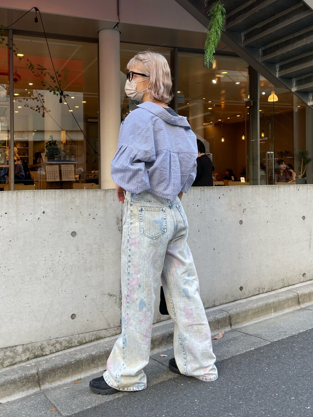 「ciaopanic、お出かけコーデ、ショート丈トップス、ショート丈、シャツスタイル、シャツ、ストライプシャツ、シャツコーデ、バンドT、バンTコーデ、デニム、ワイドデニム、デニムパンツ、初夏コーデ」｜「CIAOPANICのストライプショートシアーシャツ（シャツ/ブラウス、ブルー系）」を使った、こざるさん（レディース・158cm）の春コーディネートの2枚目の写真