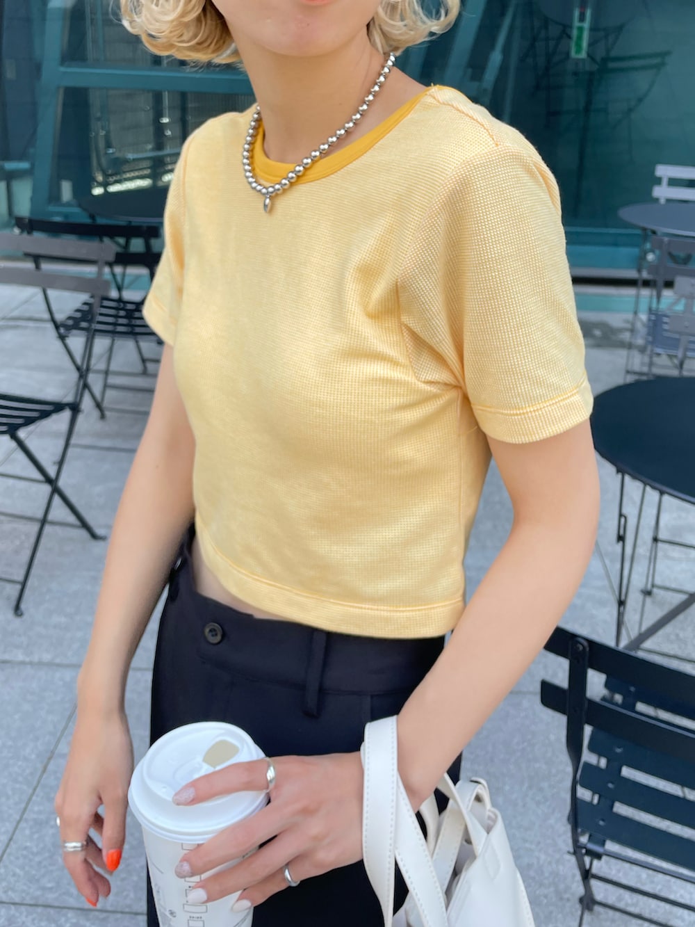 「低身長、バックオープン、ジャガード、夏だ！Tシャツ着よう！、短丈、短丈トップス、ヘルシー、スラックス、ベイカーパンツ、イエロー、イエローコーデ、イエロー×ブラック、黒パンツ、初夏コーデ、休日スタイル」｜「CIAOPANICの取り外し可能なパット付き！ジャガードバックオープンTee（Tシャツ/カットソー、イエロー系）」を使った、こざるさん（レディース・158cm）の夏コーディネートの2枚目の写真