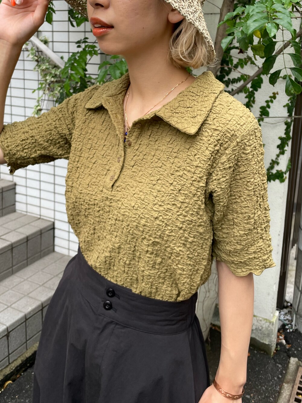 「休日スタイル、初夏コーデ、大人カジュアル、お出かけコーデ、カジュアルコーデ、カラーコーデ、ボリュームスカート、フレアスカート、ポロシャツ、ポロニット、麦わら帽子、ムギワラハット、ブラウン、スカートスタイル、オトナ女子」|「CIAOPANICの凹凸のある素材感がかわいい、フクレジャガードポロ(Tシャツ/カットソー、ブラウン系)」を使った、こざるさん(レディース・158cm)の夏コーディネートの2枚目の写真