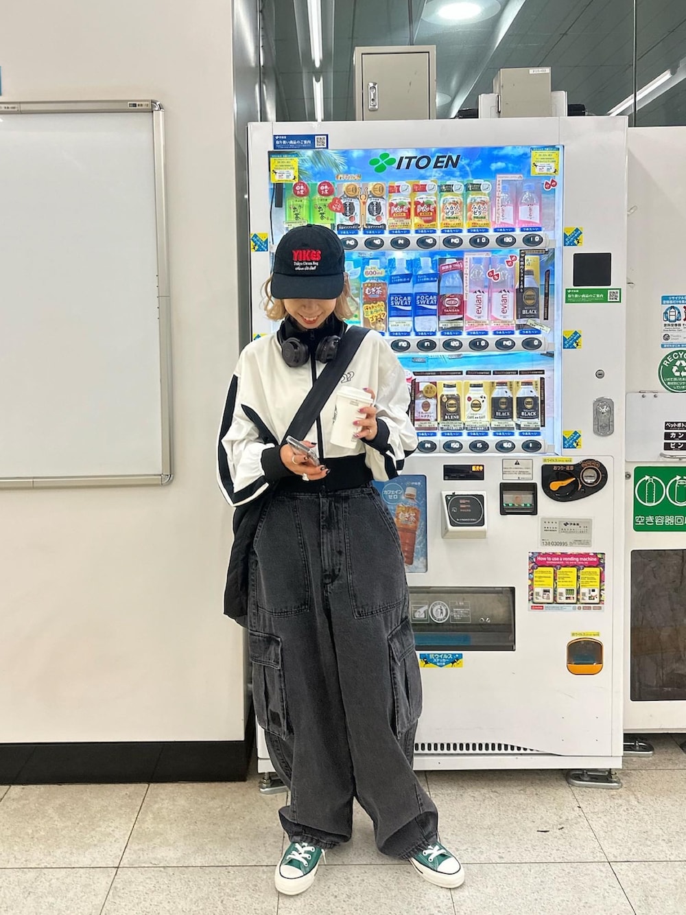 「ciaopanic、メンズファッション、メンズライク、メンズライクコーデ、メンズライク女子、トラックジャケット、カーゴパンツ、デニムカーゴ、秋服まるっと大公開、デニム、ショート丈、スポーツミックス、ストリート、スニーカー、ショルダーバッグ」｜「CIAOPANICの【23AW】サイドラインショートトラックジャケット（ナイロンジャケット、ホワイト系）」を使った、こざるさん（レディース・158cm）の秋コーディネートの2枚目の写真
