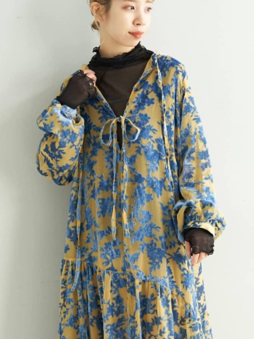 ブルー系のワンピースを着用したレディースの秋コーディネートの3枚目の写真