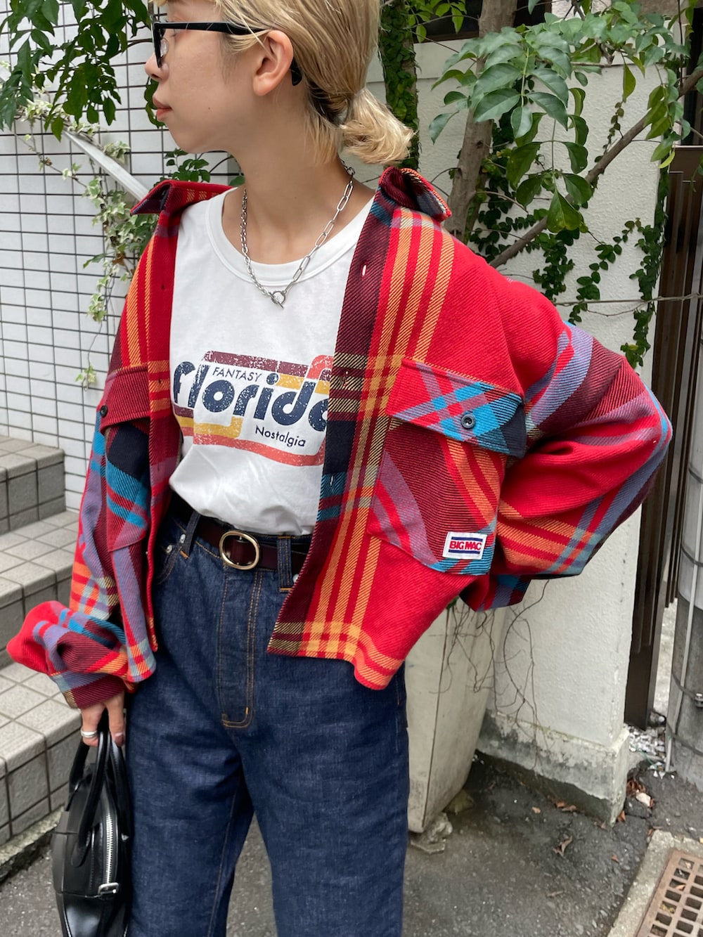 レッド系のシャツ/ブラウス、ホワイト系のTシャツ/カットソー、ブルー系のデニムパンツを着用したレディースの夏コーディネートの3枚目の写真