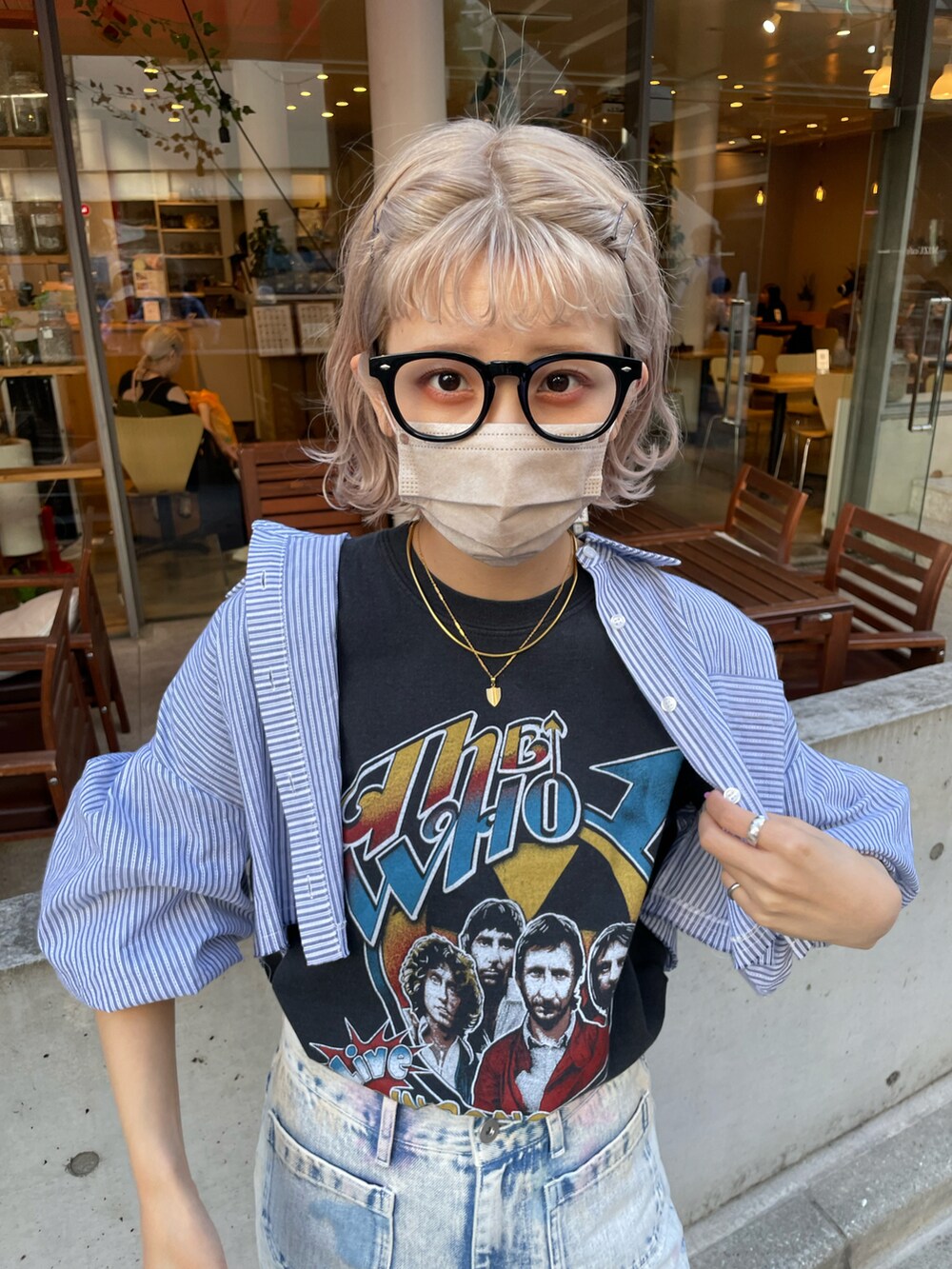 「ciaopanic、お出かけコーデ、ショート丈トップス、ショート丈、シャツスタイル、シャツ、ストライプシャツ、シャツコーデ、バンドT、バンTコーデ、デニム、ワイドデニム、デニムパンツ、初夏コーデ」｜「CIAOPANICのストライプショートシアーシャツ（シャツ/ブラウス、ブルー系）」を使った、こざるさん（レディース・158cm）の春コーディネートの3枚目の写真