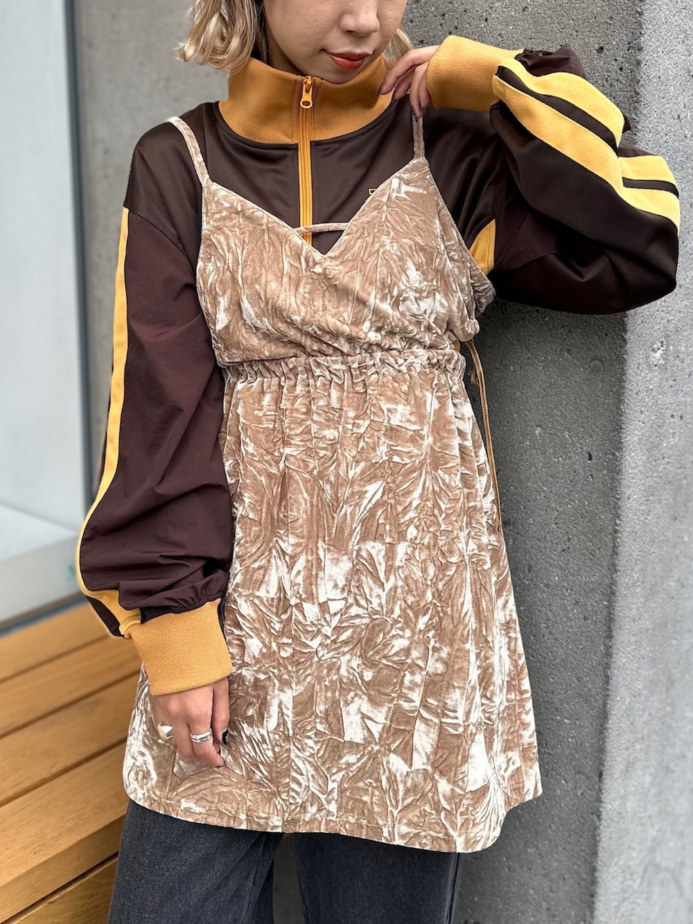 「ciaopanic、キャミワンピ、キャミチュニック、チュニック、チュニックワンピ、トラックジャケット、スポーツミックス、レイヤードスタイル、デニム、秋服まるっと大公開、ブラウン」|「CIAOPANICのサイドカットアウトベロアチュニックキャミワンピ(キャミソール、ベージュ系)」を使った、こざるさん(レディース・158cm)の秋コーディネートの2枚目の写真