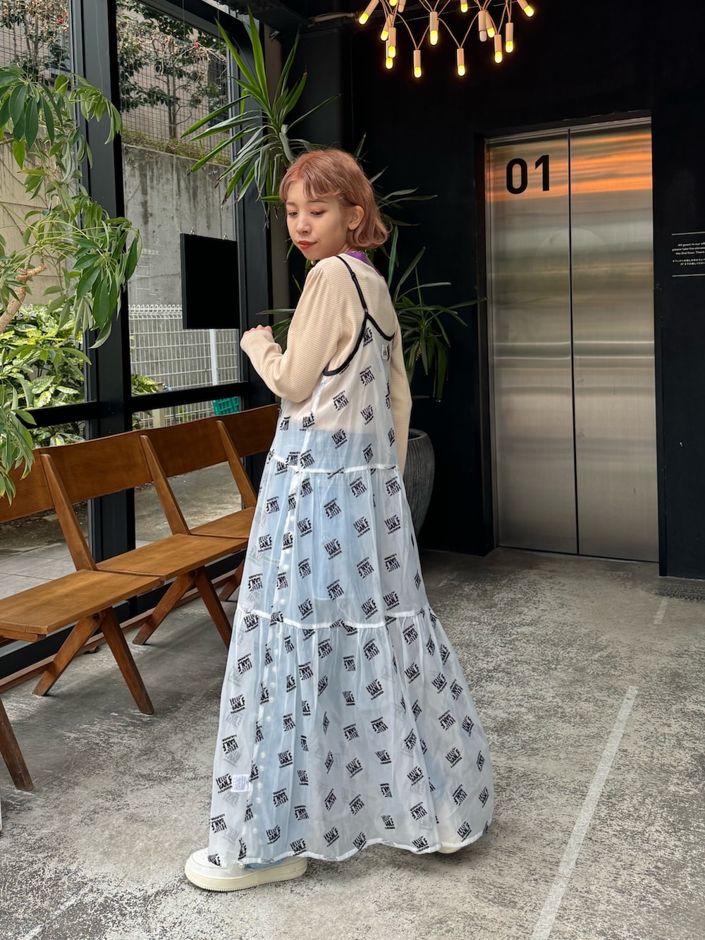 「ciaopanic、チャオパニック、シアーワンピース、キャミワンピ、カラー×コーデ、ゆったりコーデ、レイヤードスタイル、春服みてみて」|「HELLO.SANFRANCISCOの【HELLO.SANFRANCISCO/ハローサンフランシスコ】ペチ付刺繍オーガンジーティアードキャミワンピ(ワンピース、ホワイト系)」を使った、こざるさん(レディース・158cm)の春コーディネートの2枚目の写真