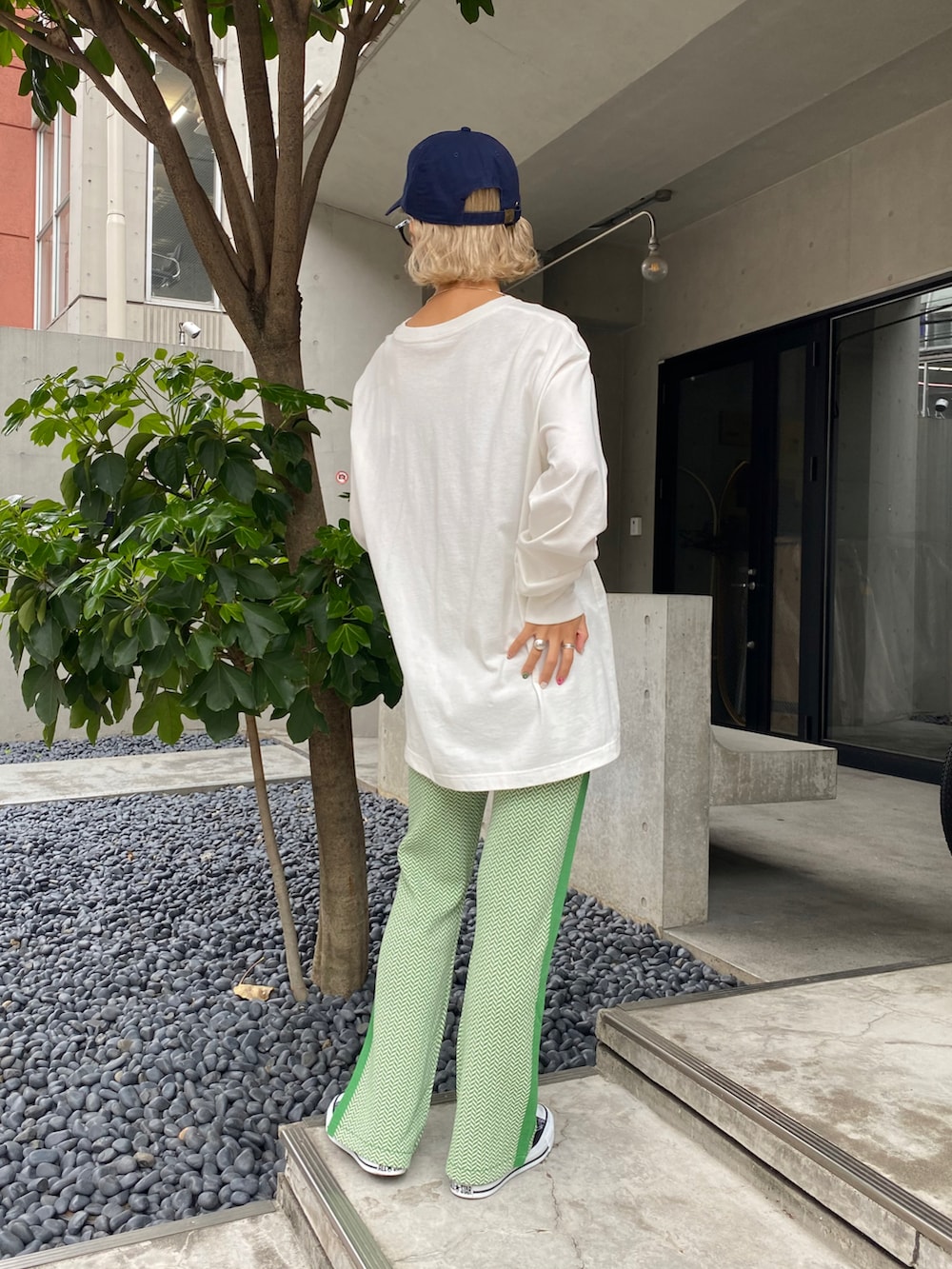 ホワイト系のTシャツ/カットソー、グリーン系のその他パンツ、ブルー系のキャップを着用したレディースの春コーディネートの3枚目の写真