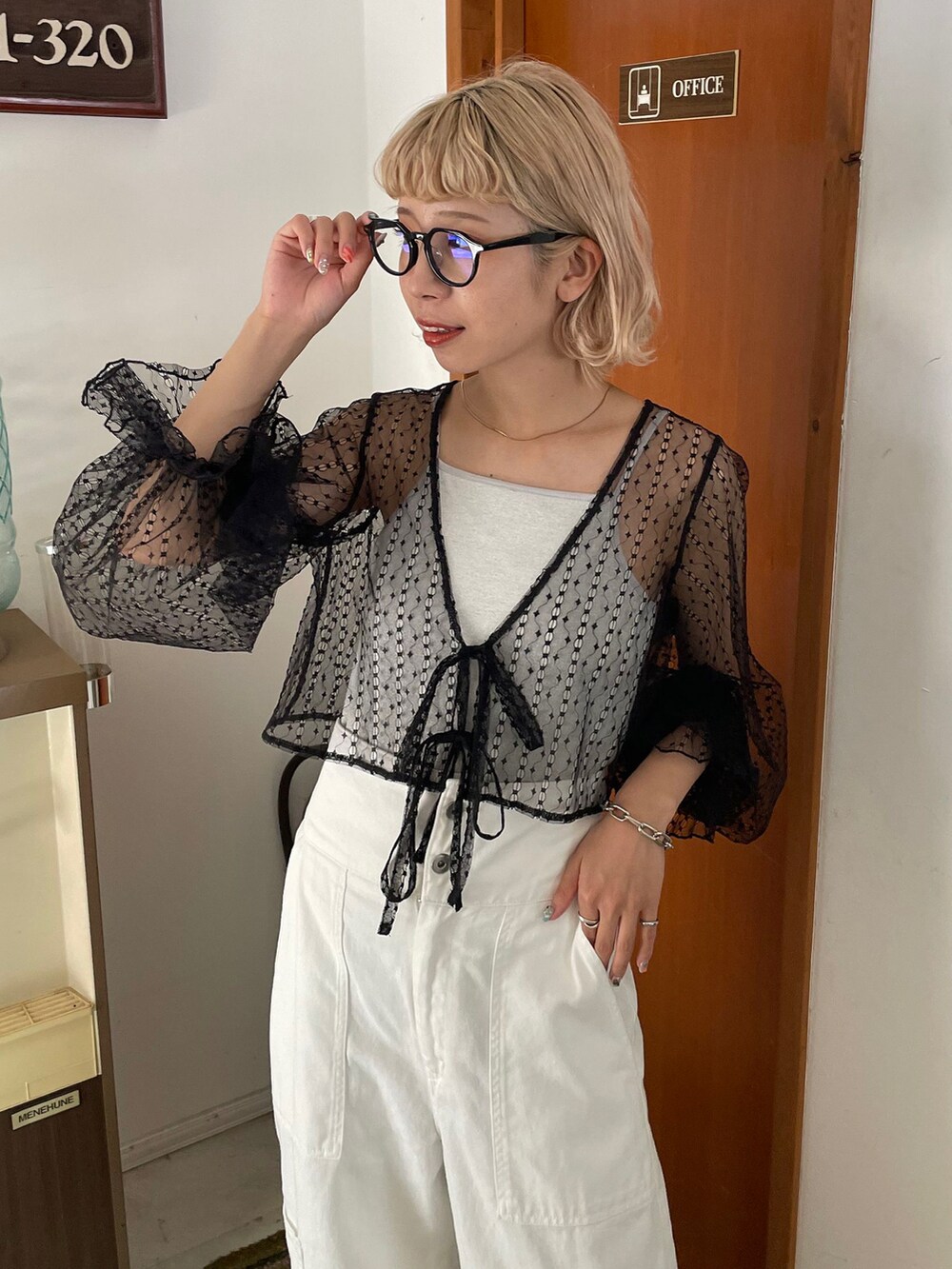 「ciaopanic、チュール、チュールトップス、シアートップス、シアー、甘辛mix、甘めカジュアルコーデ、ワイドパンツ、ハイウエスト、ハイウエストパンツ、キャミソール、夏コーデ、オトナカワイイ、おでかけコーデ、ワントーンコーデ」｜「CIAOPANICのチュールリボン2WAYボレロカーデ（シャツ/ブラウス、ベージュ系）」を使った、こざるさん（レディース・158cm）の春コーディネートの3枚目の写真