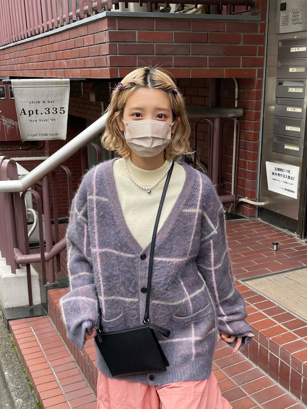 ブルー系のカーディガン/ボレロ、ピンク系のカーゴパンツ、ホワイト系のニット/セーターを着用したレディースの秋コーディネートの3枚目の写真