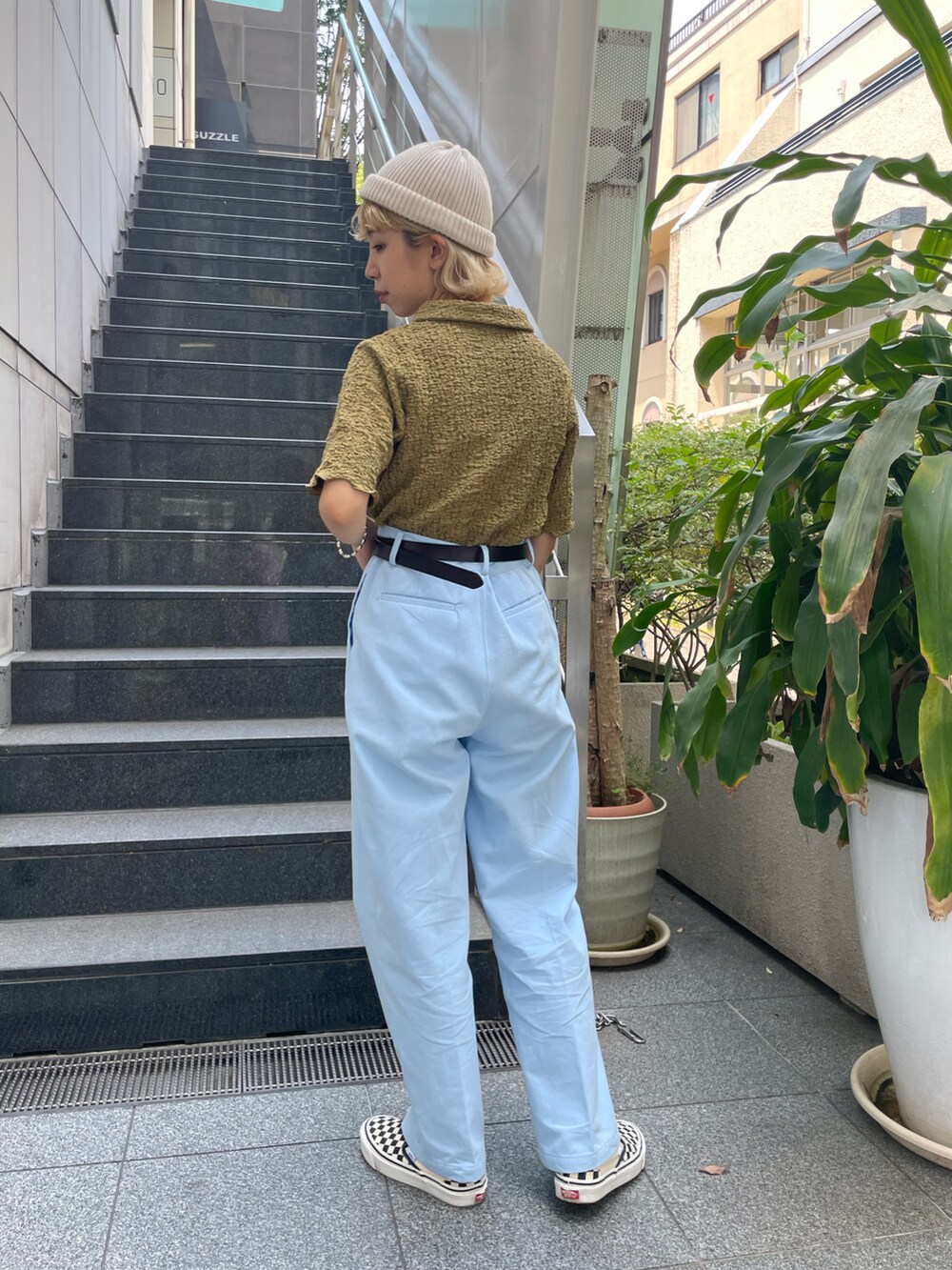 ブラウン系のTシャツ/カットソー、ブラック系のトートバッグ、ブルー系のその他パンツを着用したレディースの夏コーディネートの2枚目の写真