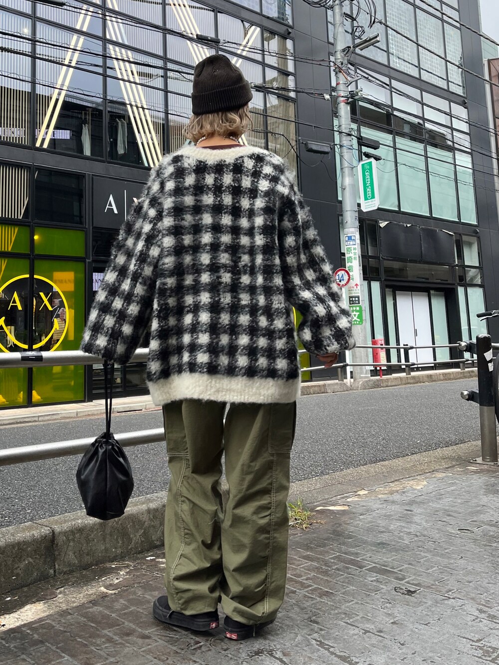 「ニットカーディガン、チェック、ラグランTシャツ、カーゴパンツ、ニット帽、メンズライク、カジュアルコーデ、ボーイッシュ、ストリート、モヘアニット、オーバーサイズ、柄、158cmコーデ、メンズライク女子」｜「CIAOPANICの2WAYチェック起毛ニットカーディガン/モヘアジャガードニット（カーディガン/ボレロ、ブラック系）」を使った、こざるさん（レディース・158cm）の秋コーディネートの2枚目の写真