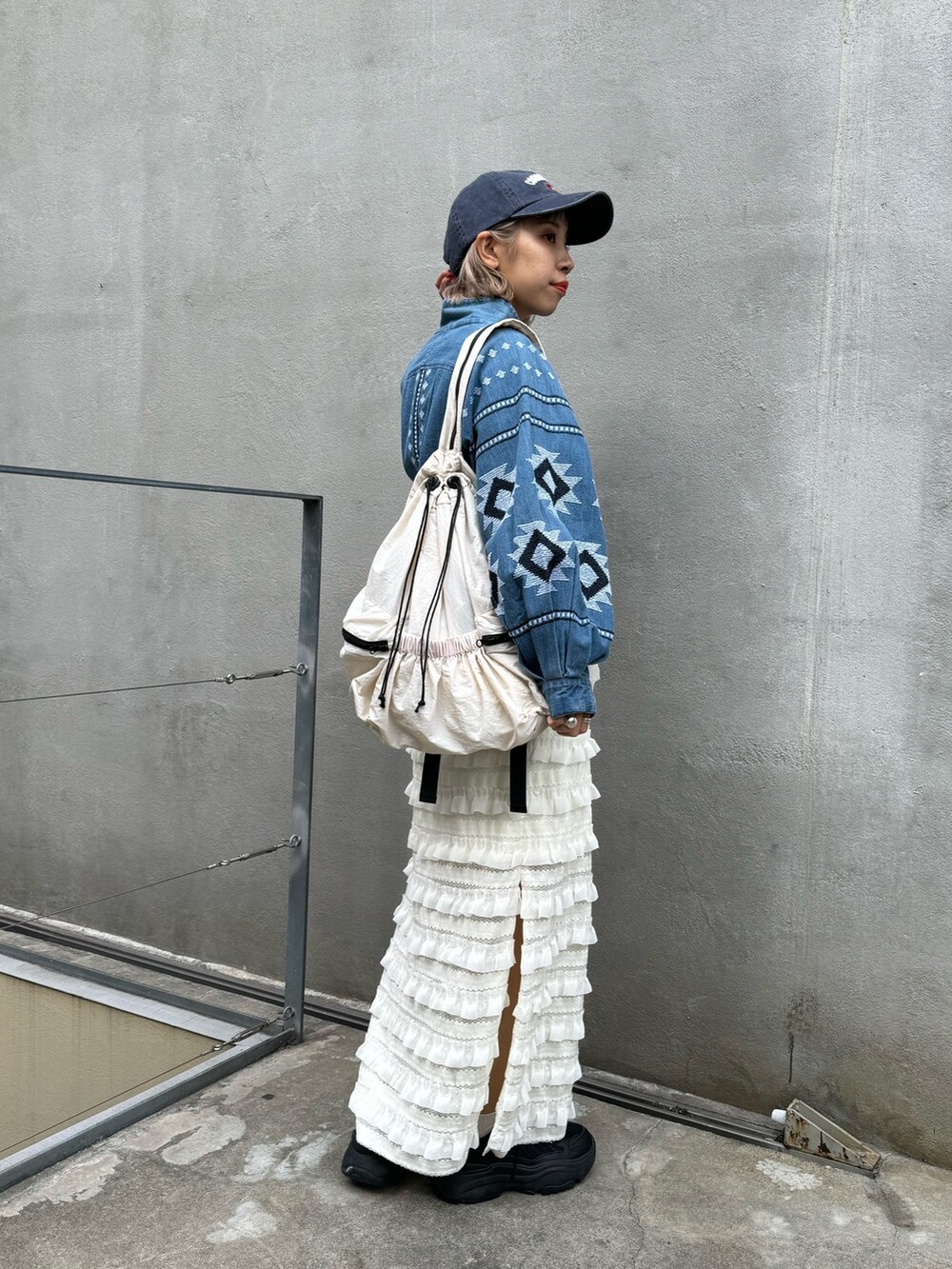 「デニムジャケット、デニム、刺繍、刺繍デニム、フリルスカート、Iラインスカート、タイトスカート、甘辛mix、ciaopanic、チャオパニック」|「CIAOPANICの【2024SS】INDIA刺繍デニムブルゾン(デニムジャケット、ブルー系)」を使った、こざるさん(レディース・158cm)の冬コーディネートの2枚目の写真