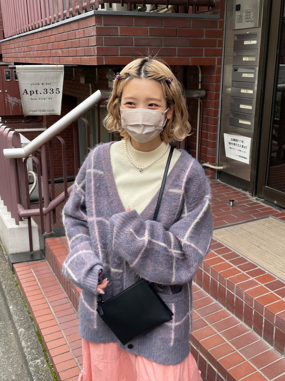 ブルー系のカーディガン/ボレロ、ピンク系のカーゴパンツ、ホワイト系のニット/セーターを着用したレディースの秋コーディネートの2枚目の写真