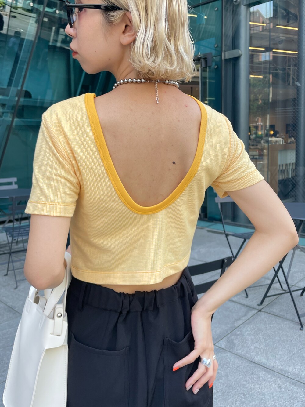 「低身長、バックオープン、ジャガード、夏だ！Tシャツ着よう！、短丈、短丈トップス、ヘルシー、スラックス、ベイカーパンツ、イエロー、イエローコーデ、イエロー×ブラック、黒パンツ、初夏コーデ、休日スタイル」｜「CIAOPANICの取り外し可能なパット付き！ジャガードバックオープンTee（Tシャツ/カットソー、イエロー系）」を使った、こざるさん（レディース・158cm）の夏コーディネートの3枚目の写真