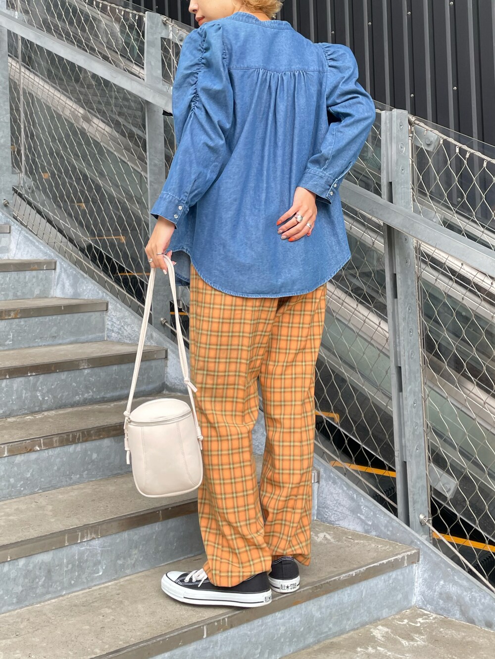 「チェック、チェックパンツ、ダンガリーシャツ、ダンガリー、スラックス、スラックスパンツ、カラーパンツ、カラーコーデ、カラー×コーデ、オレンジ、オレンジパンツ、デニム、デニムっていいよね、デニムコーデ、休日スタイル」｜「CIAOPANICの【WEB限定商品】ダンガリーバンドカラー袖ギャザーブラウス（シャツ/ブラウス、ブルー系）」を使った、こざるさん（レディース・158cm）の夏コーディネートの2枚目の写真