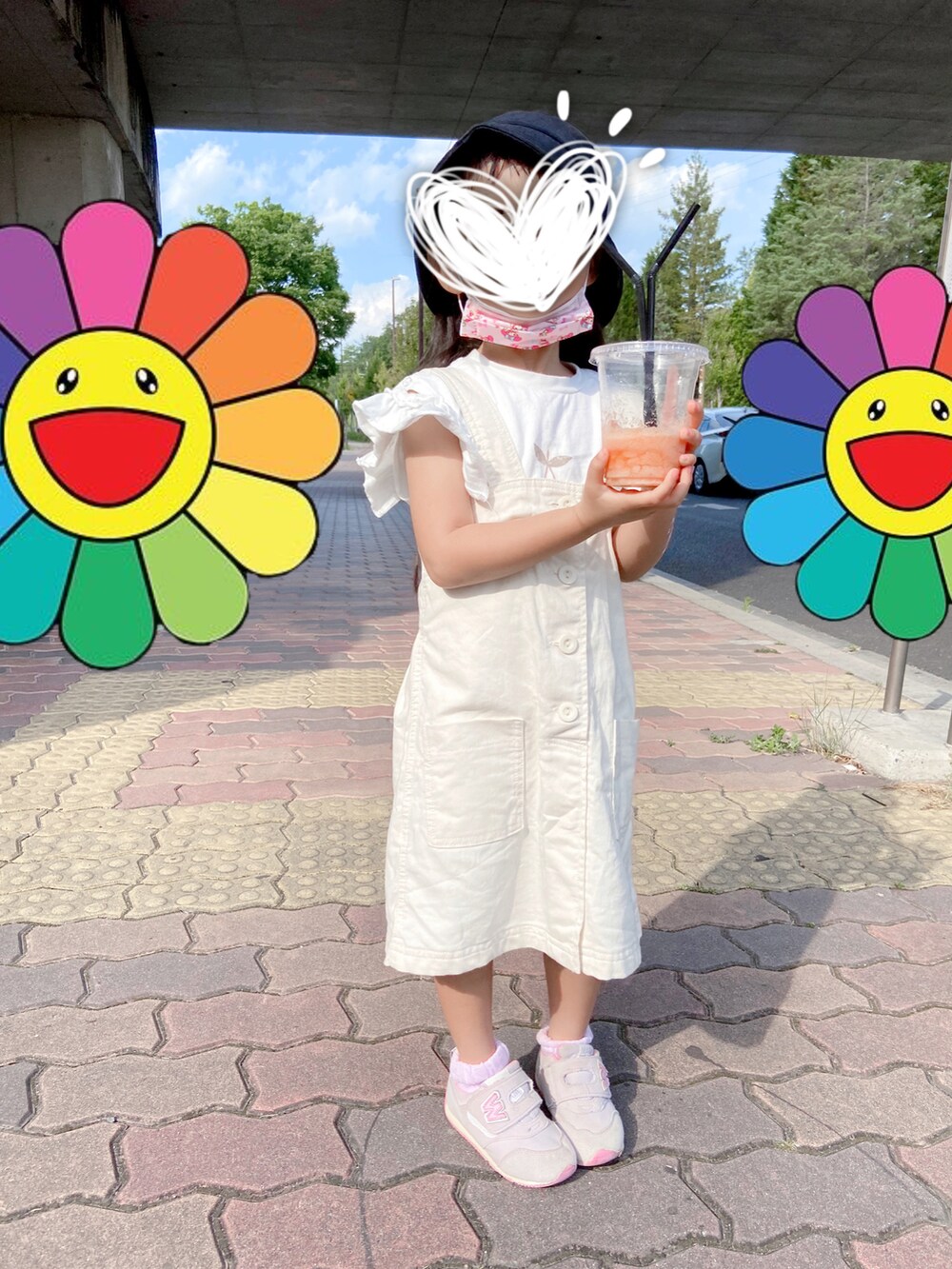 ホワイト系のTシャツ/カットソー、ホワイト系のオールインワン・サロペット、その他のその他を着用したキッズの春コーディネートの2枚目の写真