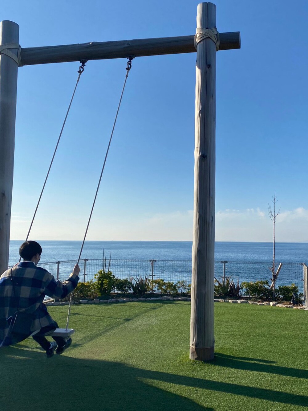 ブラック系のその他パンツ、ブルー系のジャケット/アウター、ブラック系のショルダーバッグを着用したメンズの秋コーディネートの2枚目の写真