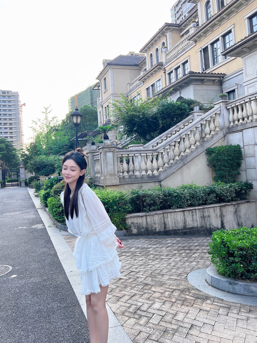 ブルー系のワンピース/ドレスを着用したレディースの夏コーディネートの2枚目の写真