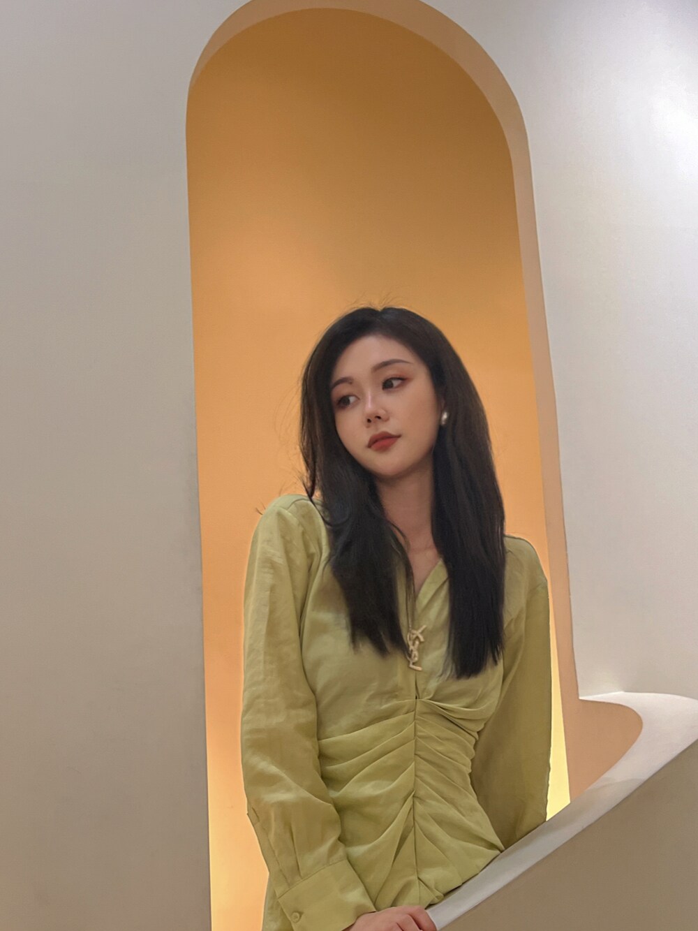 「cafe、coffee shop、ootd」｜「ZARAのアイテム（シャツワンピース、グリーン系）」を使った、Keroro樂樂如さん（レディース・173cm）の春コーディネートの2枚目の写真