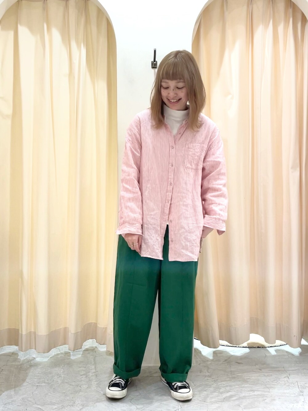 ピンク系のシャツ/ブラウス、グリーン系のチノパンツ、イエロー系のシャツ/ブラウスを着用したレディースの春コーディネートの2枚目の写真