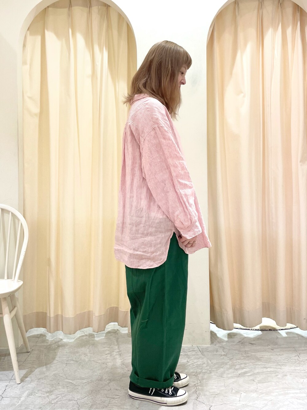 ピンク系のシャツ/ブラウス、グリーン系のチノパンツ、イエロー系のシャツ/ブラウスを着用したレディースの春コーディネートの3枚目の写真