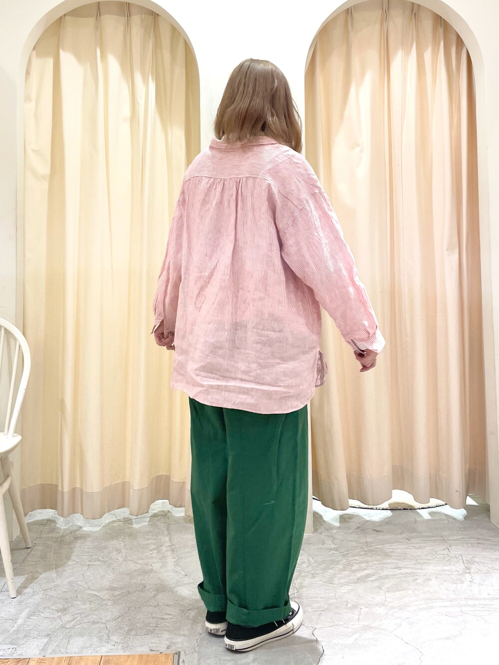 ピンク系のシャツ/ブラウス、グリーン系のチノパンツ、イエロー系のシャツ/ブラウスを着用したレディースの春コーディネートの4枚目の写真