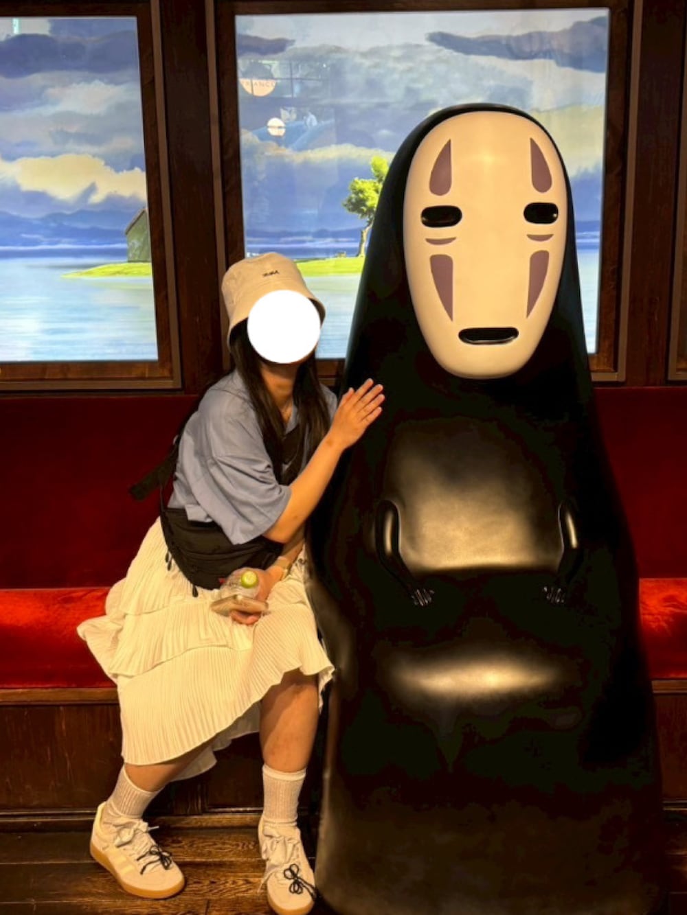 ブルー系のシャツ/ブラウス、ホワイト系のスカート、ブルー系のスニーカーを着用したレディースの春コーディネートの2枚目の写真