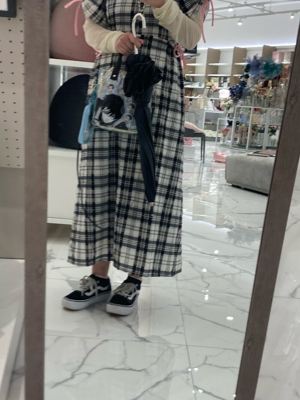 「ワンピース、シースルートップス、スニーカー、dearsisterhood、SHIEN、VANS、チェックワンピース、リボン、黒白、オタ活、買い物、散財、秋コーデ、暑かった」｜「VANSのVANS ヴァンズ プラットフォーム OLD SKOOL PLAT BLACK（スニーカー、ブラック系）」を使った、Momokaさん（レディース・163cm）の秋コーディネートの2枚目の写真