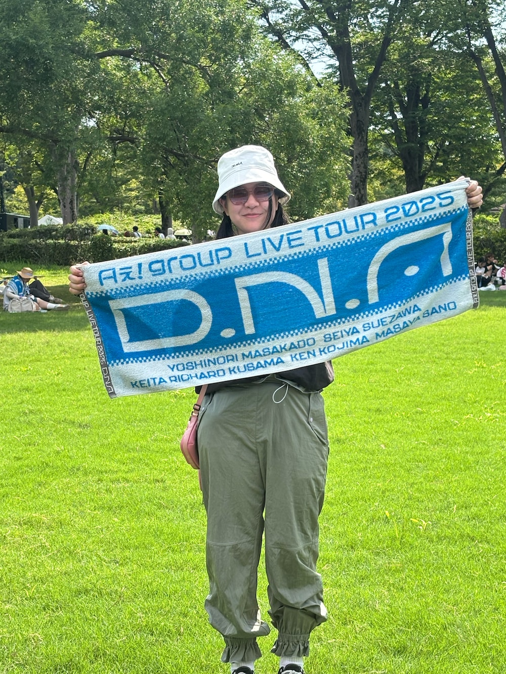 ブラック系のスニーカー、ブラック系のTシャツ/カットソー、ピンク系のショルダーバッグを着用したレディースの夏コーディネートの2枚目の写真