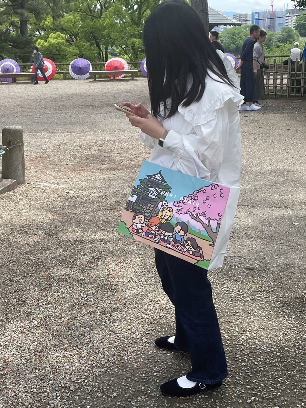 ホワイト系のシャツ/ブラウス、ブルー系のパンプスを着用したレディースの春コーディネートの2枚目の写真