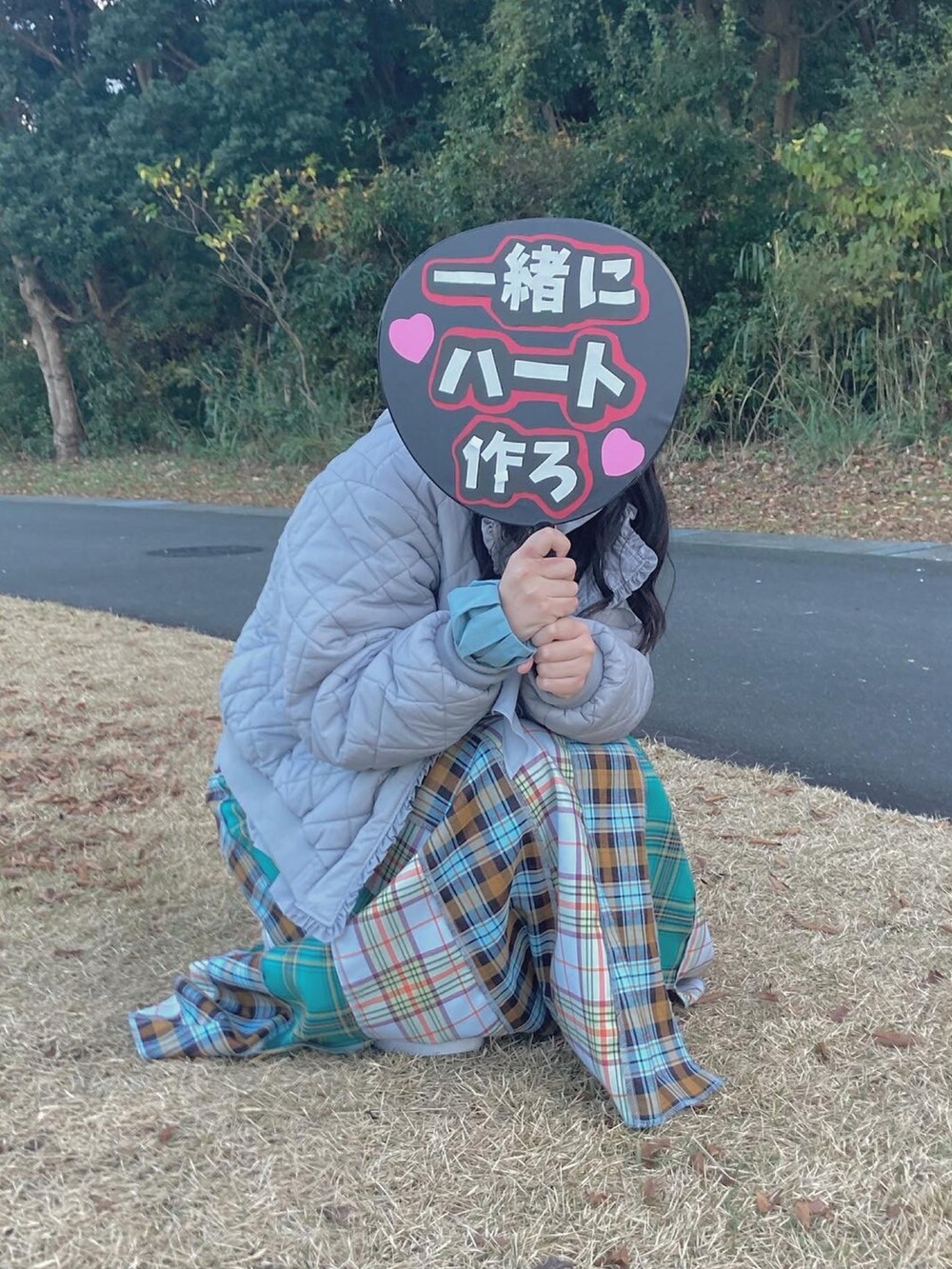 ブルー系のその他アウター、ブルー系のシャツ/ブラウス、ブルー系のスカートを着用したレディースの冬コーディネートの2枚目の写真