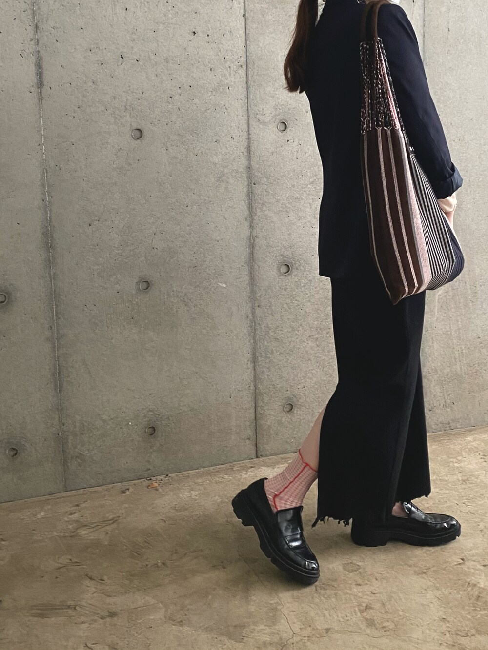 ブラック系のローファー、ブラック系のワンピース、ブルー系のテーラードジャケットを着用したレディースの春コーディネートの2枚目の写真