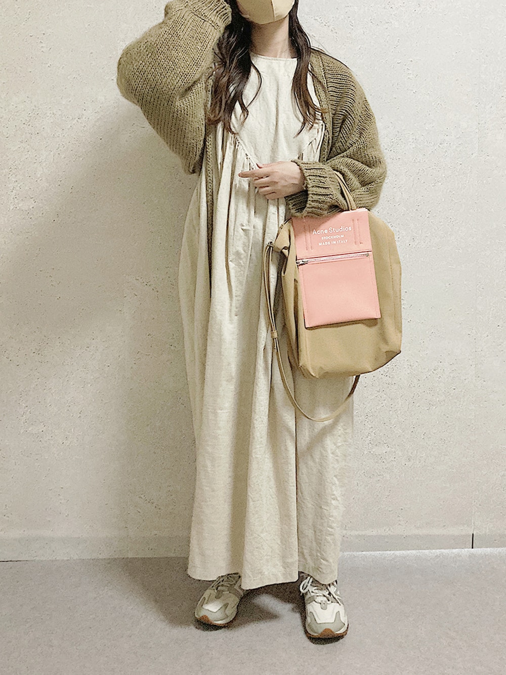 ベージュ系のスニーカー、ベージュ系のワンピース、ベージュ系のカーディガン/ボレロを着用したレディースの春コーディネートの2枚目の写真