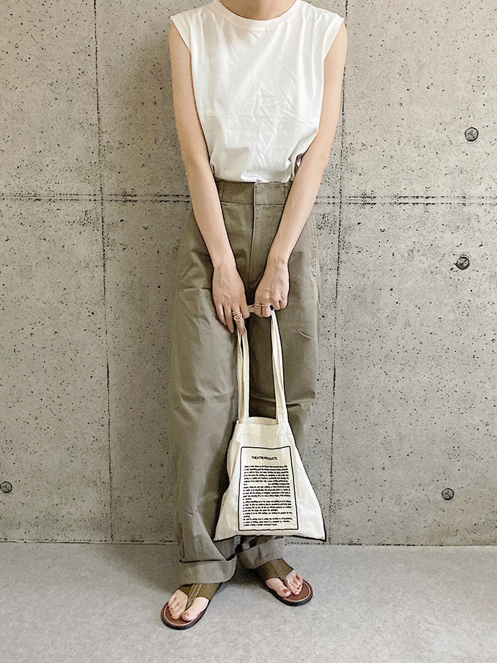 イエロー系のサンダル、ホワイト系のトートバッグ、ホワイト系のタンクトップを着用したレディースの夏コーディネートの2枚目の写真