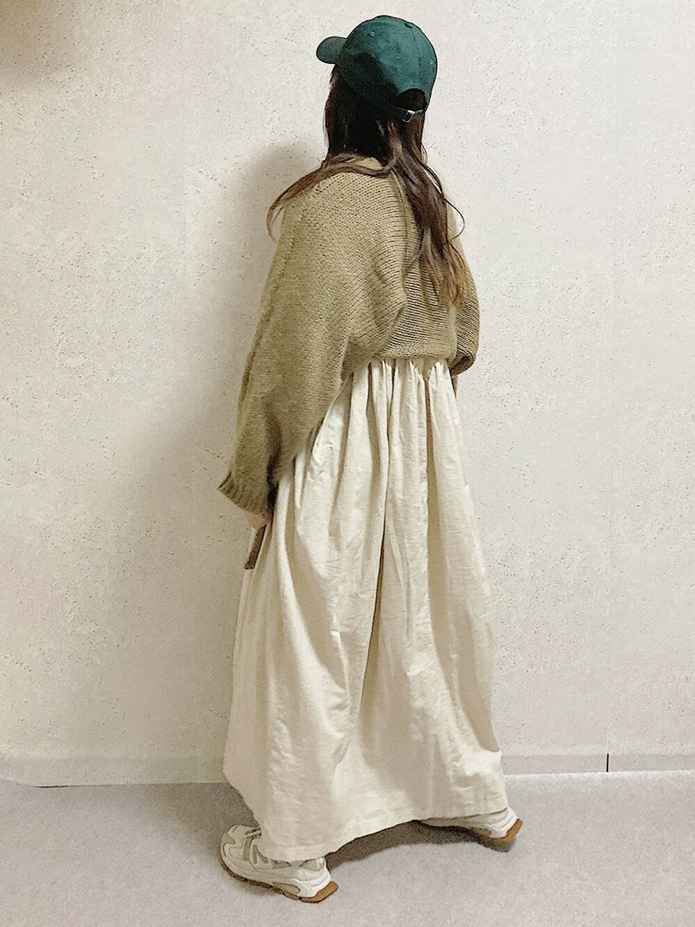 ベージュ系のスニーカー、ベージュ系のワンピース、ベージュ系のカーディガン/ボレロを着用したレディースの春コーディネートの3枚目の写真