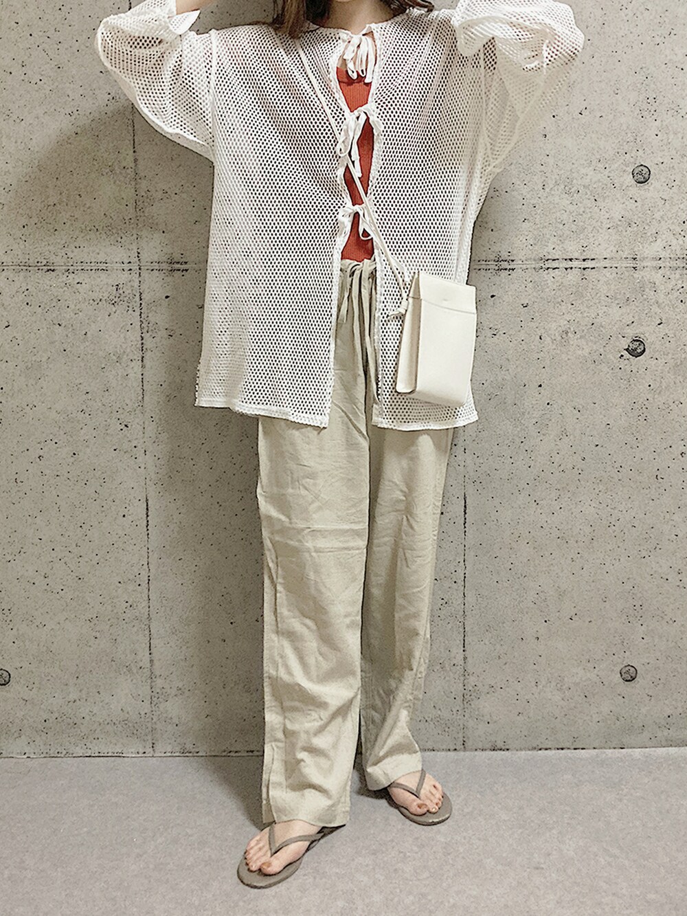 ベージュ系のサンダル、ベージュ系のその他パンツ、ホワイト系のカーディガン/ボレロを着用したレディースの夏コーディネートの3枚目の写真