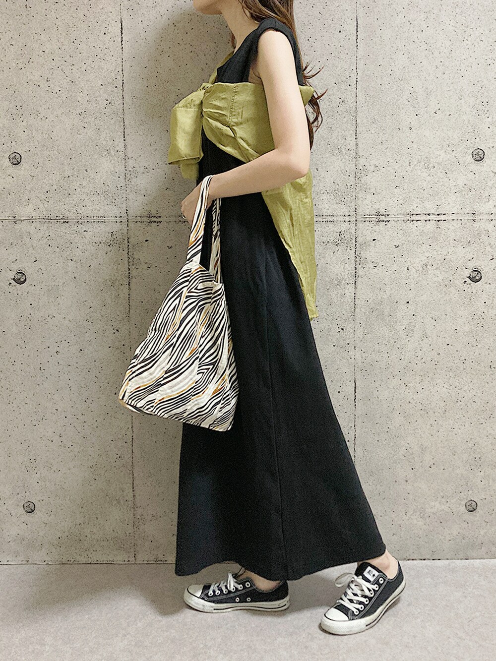 ブラック系のワンピース、グリーン系のシャツ/ブラウス、ベージュ系のトートバッグを着用したレディースの夏コーディネートの2枚目の写真